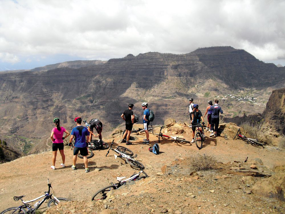 Mountain bikers at a canyon viewpoint in Gran Canaria